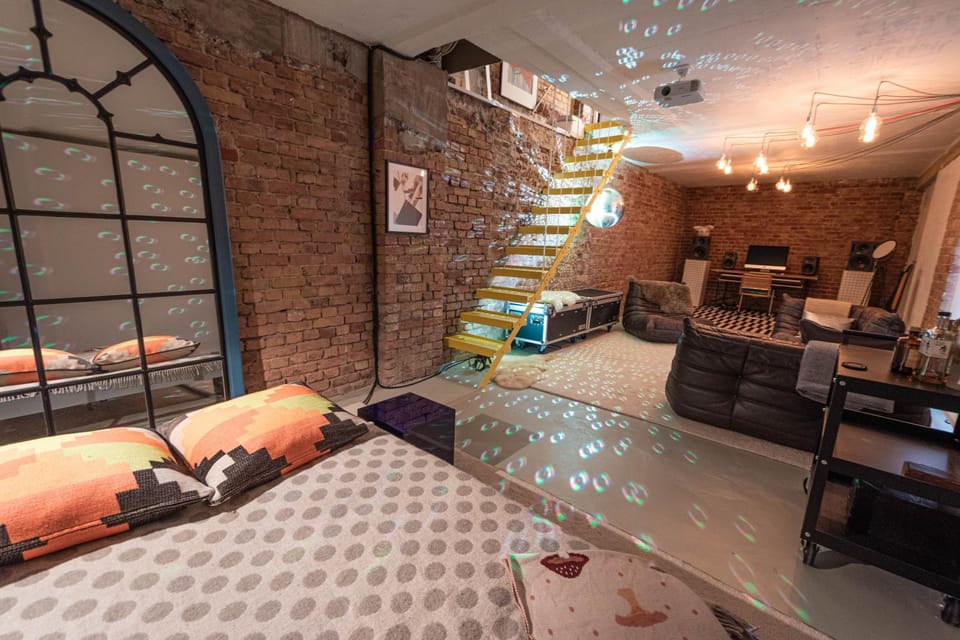 Bed, TV and multimedia, Living room, Photo of the whole room, Bedroom