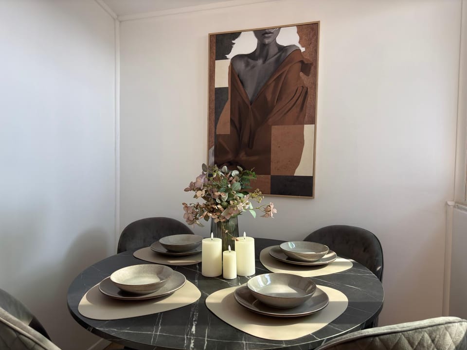 Seating area, Dining area