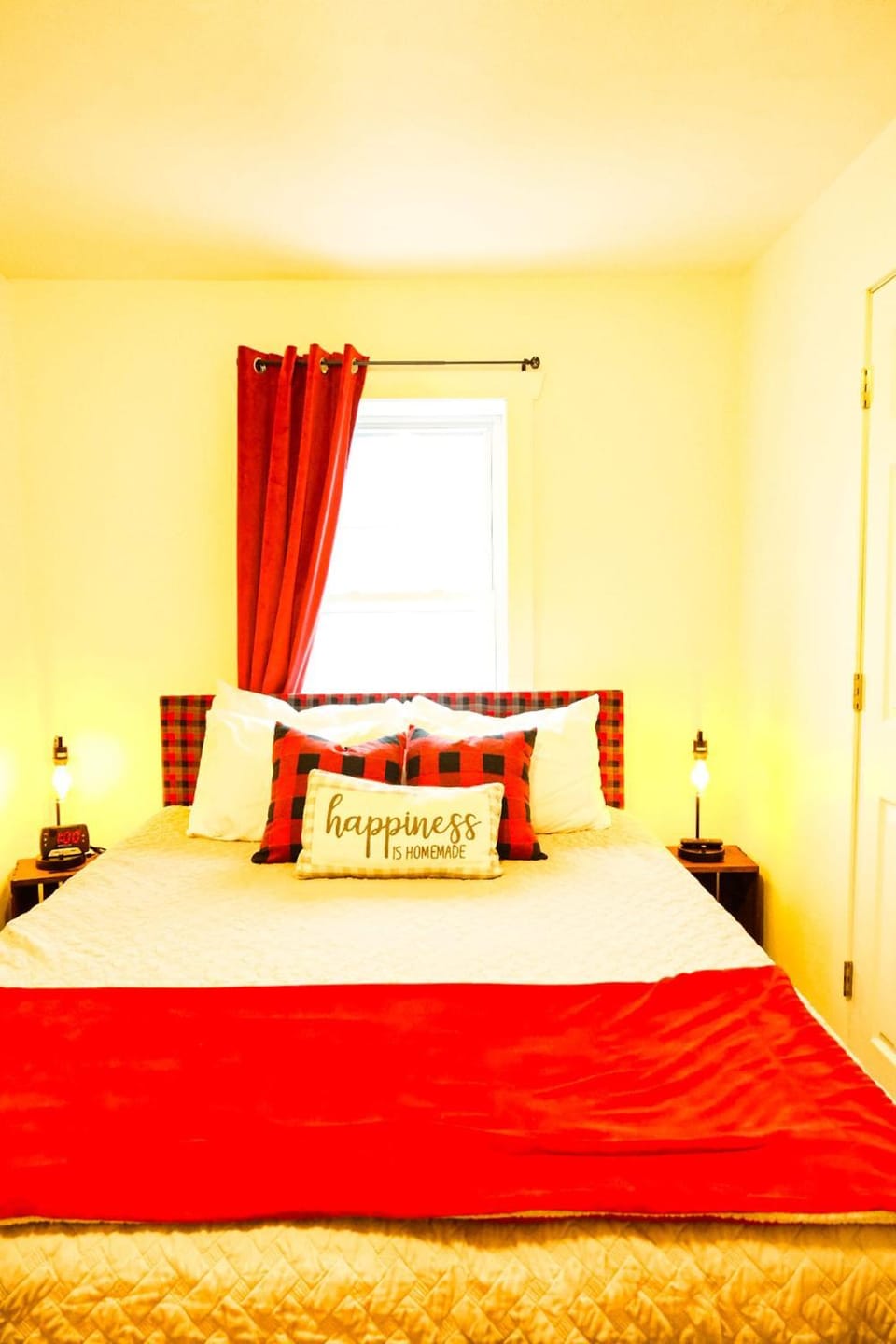 Downtown Red Room at Villages on Aurora House in Ironwood