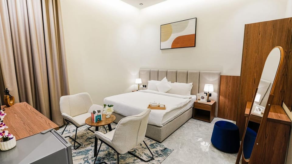 Bed, Seating area, Dining area, storage