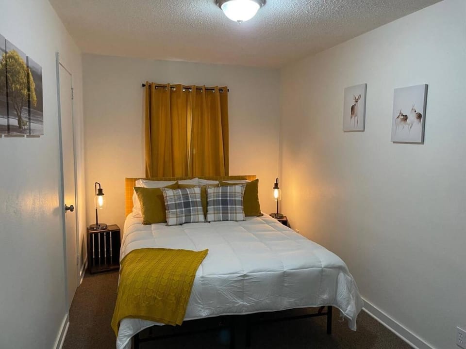 Downtown Yellow Room at Villages on Aurora House in Ironwood