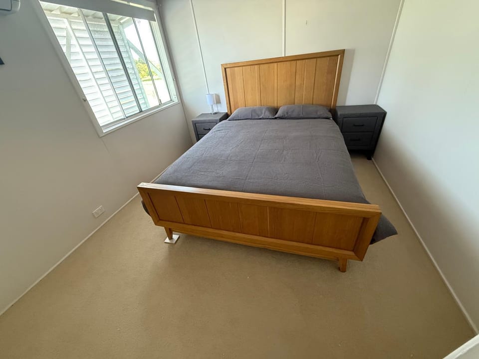 3 bedrooms plus study unit upstairs Apartment in Bowen