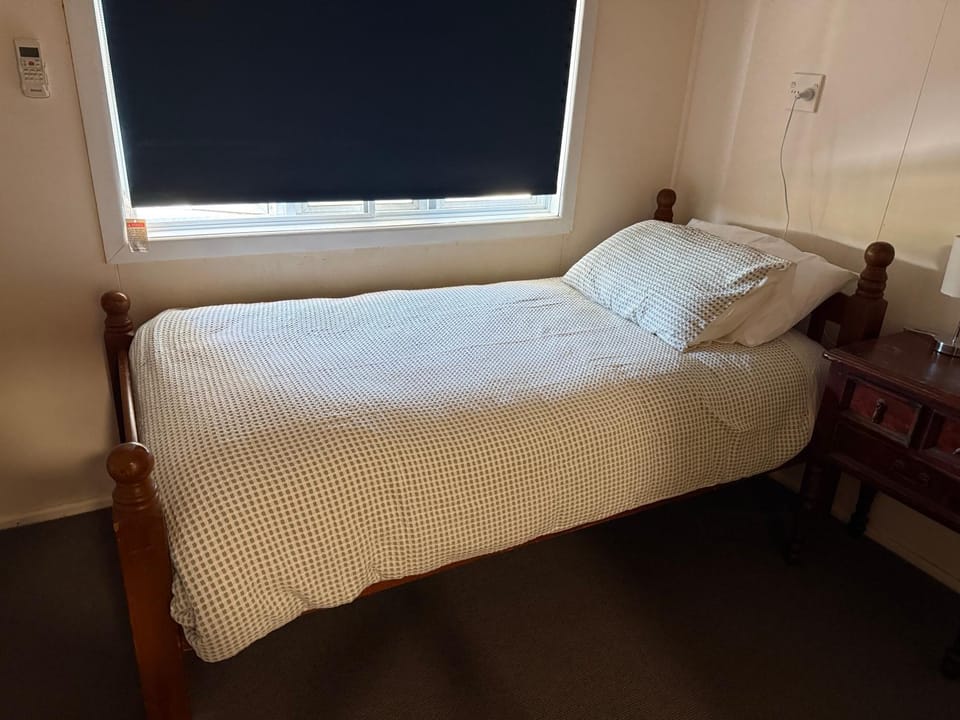 3 bedrooms plus study unit upstairs Apartment in Bowen