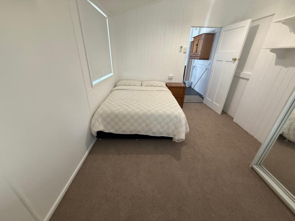 3 bedrooms plus study unit upstairs Apartment in Bowen