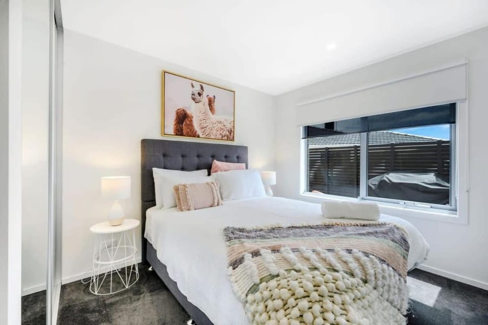 Modern New Villa 8-Walk to shops-10min Airport-CBD Villa in Bellerive