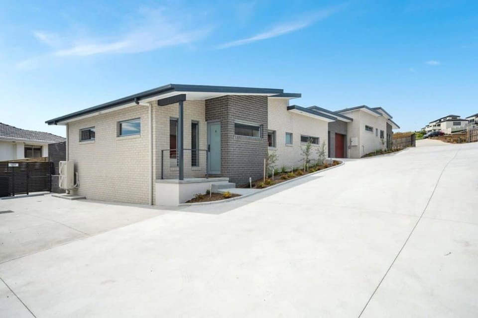 Modern New Villa 8-Walk to shops-10min Airport-CBD Villa in Bellerive