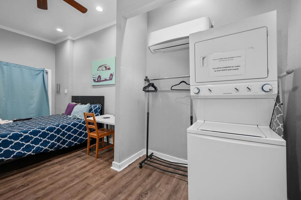 Modern & Chic Montrose Studio - Prime Location & Free Parking Apartment in Houston