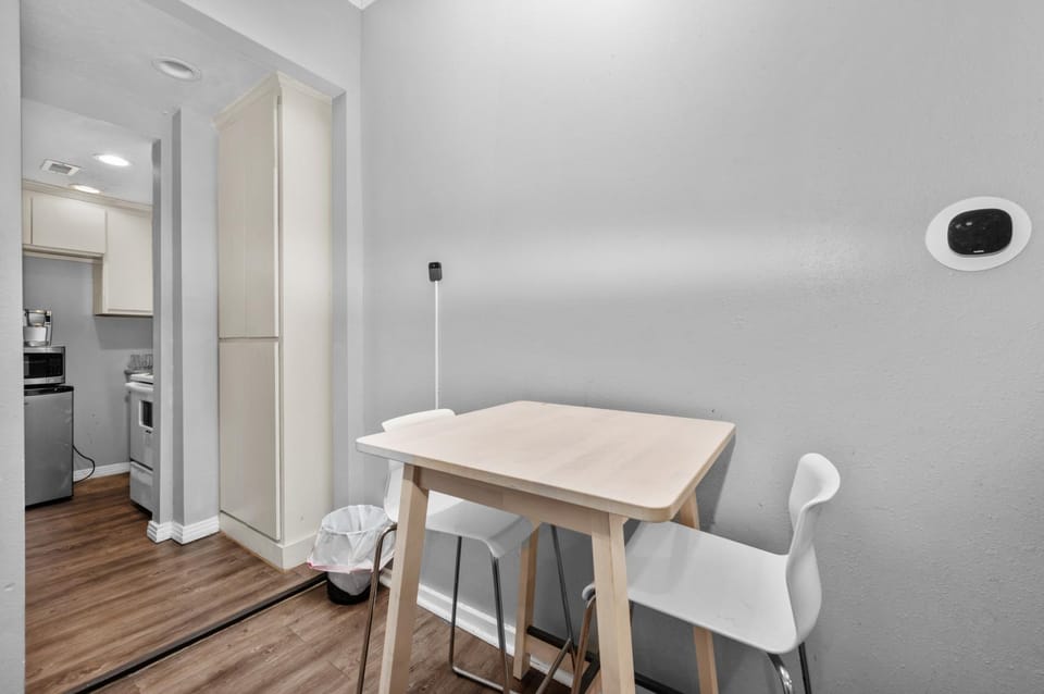 Modern & Chic Montrose Studio - Prime Location & Free Parking Apartment in Houston