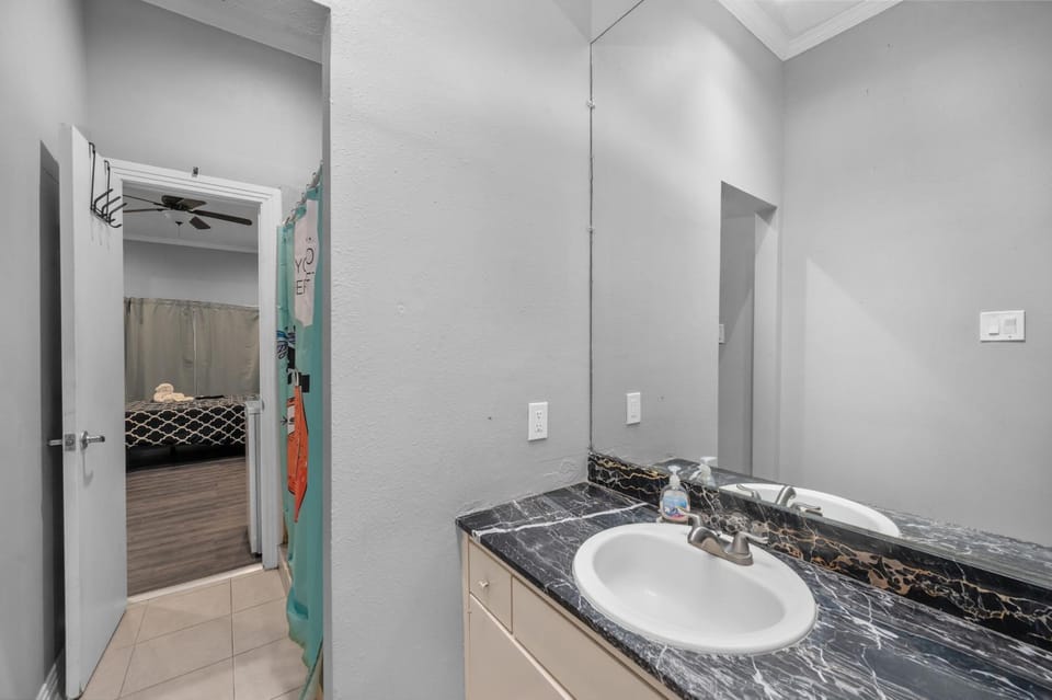 Modern & Chic Montrose Studio - Prime Location & Free Parking Apartment in Houston