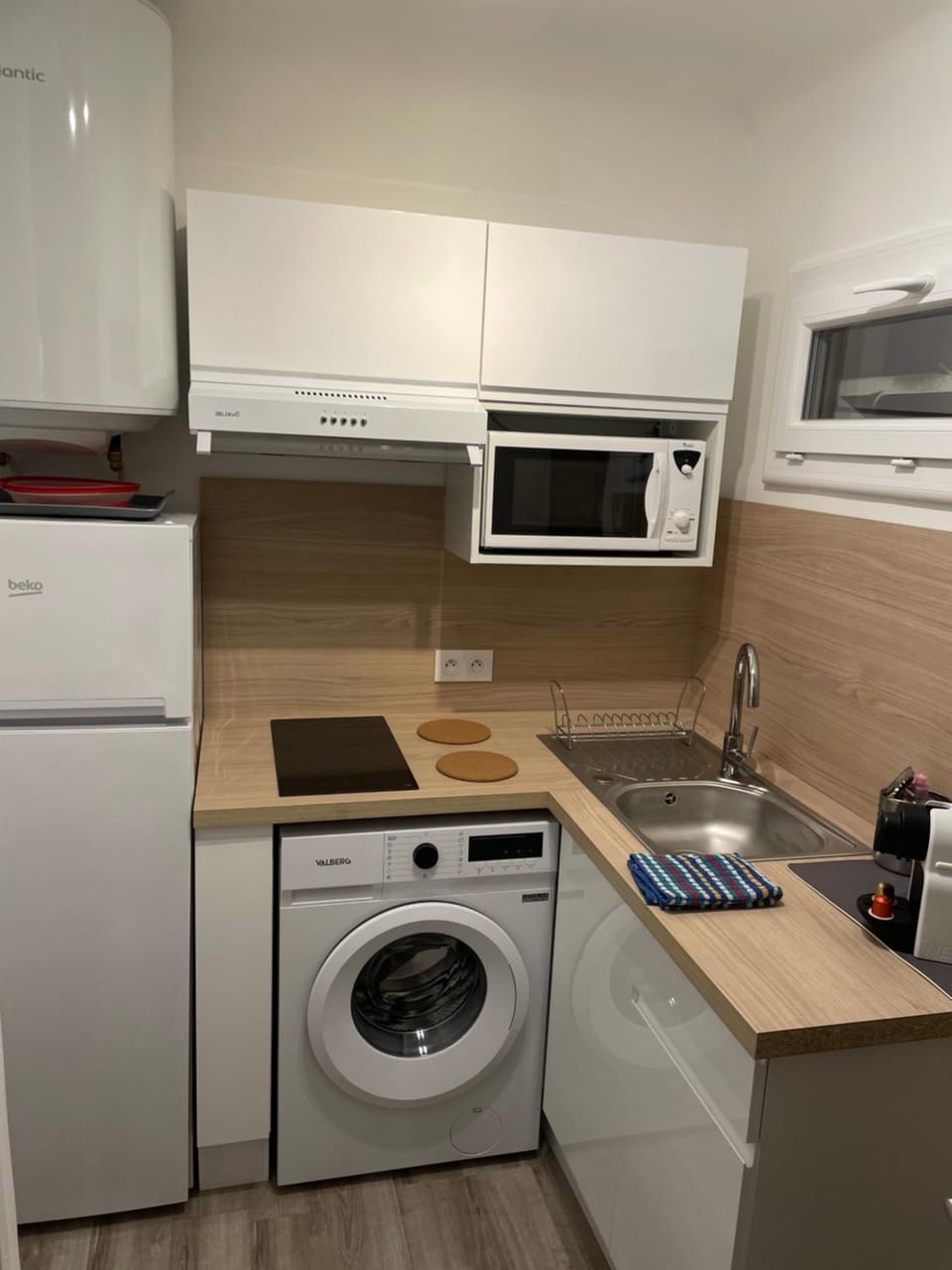 Coffee/tea facilities, microwave, toaster, washing machine, kitchen