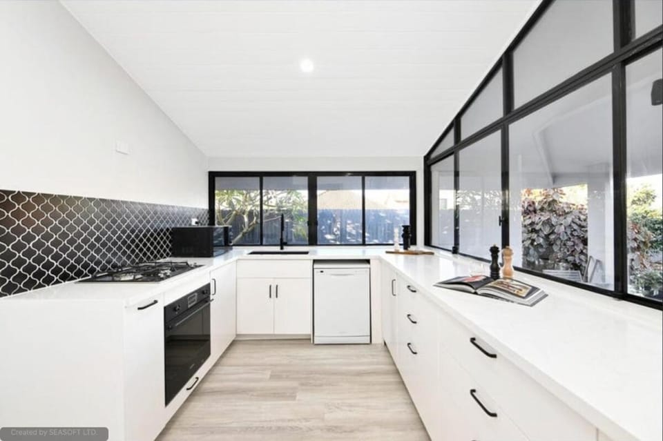 Kitchen or kitchenette, dishwasher, stove