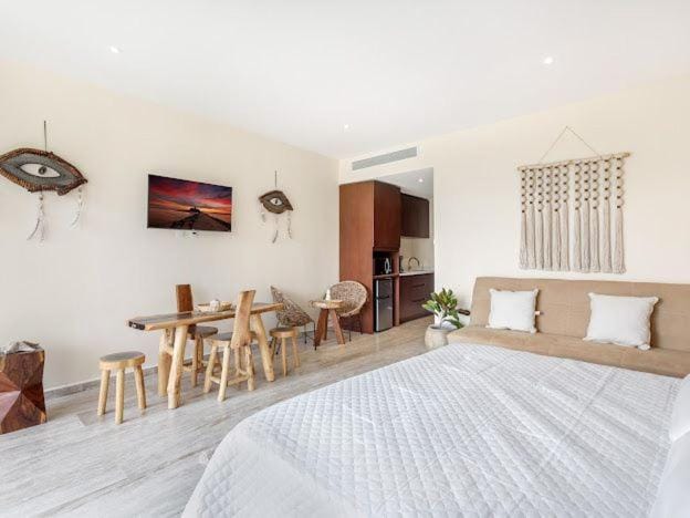 Bed, TV and multimedia, Bedroom