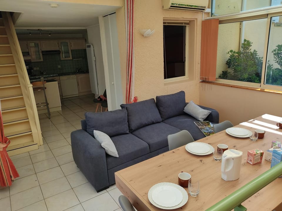 Gruissan - T2 Mezzanine Climatisé - 6 Pers - Parking Proche Plage - FR-1-796-87 Apartment in Gruissan