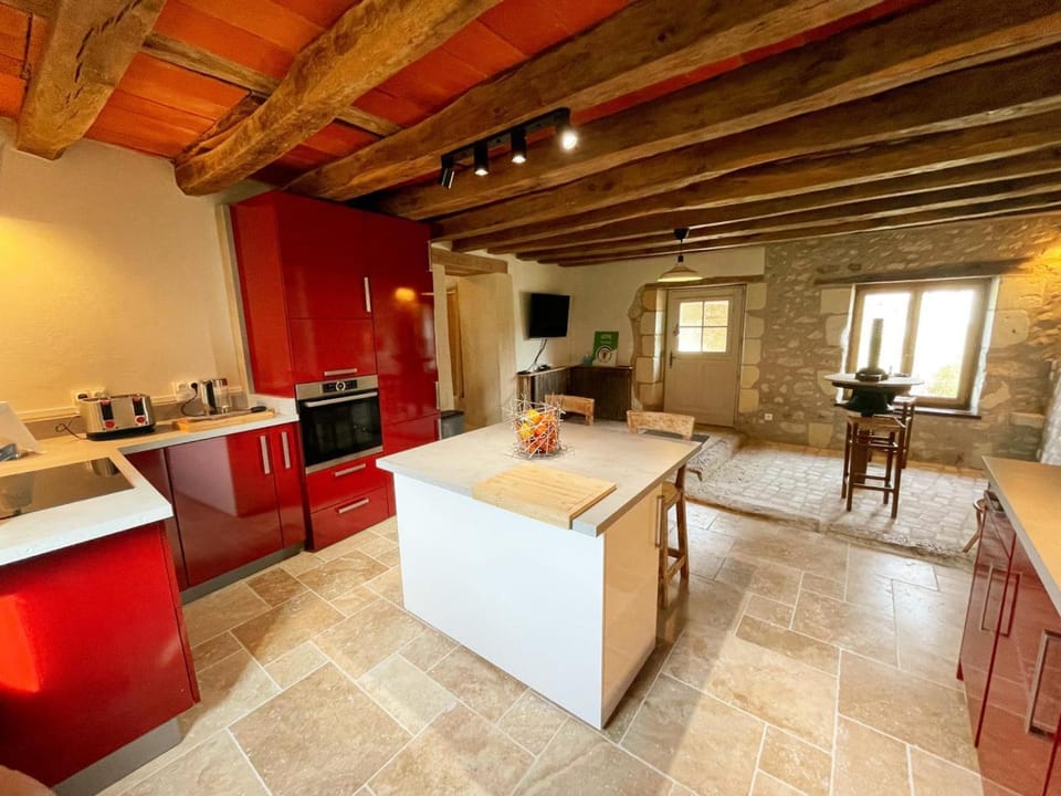 Gîte paisible avec jardin à Chédigny - FR-1-381-611 House in Centre-Val de Loire