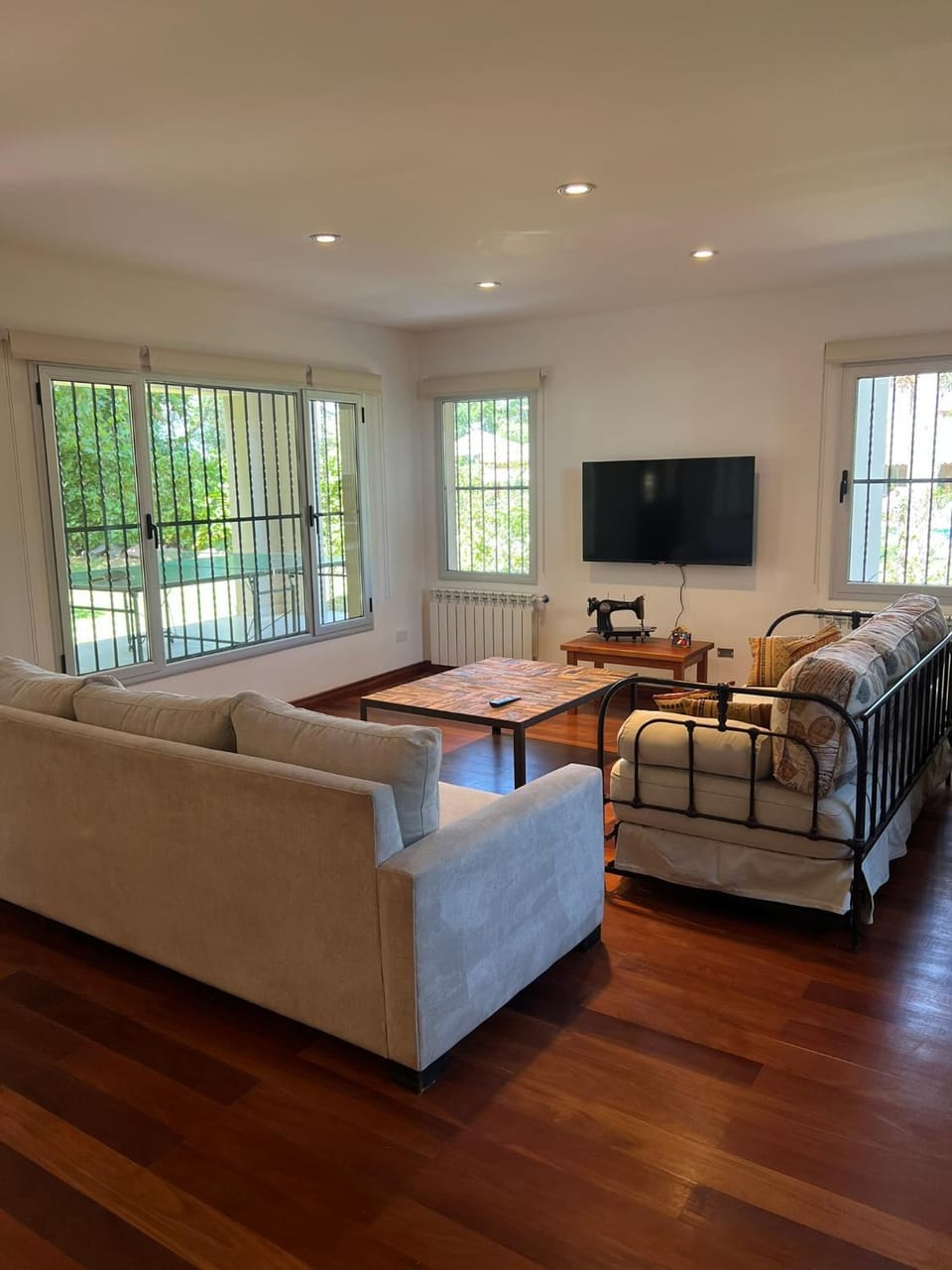 Communal lounge/ TV room, TV and multimedia, Living room, Seating area
