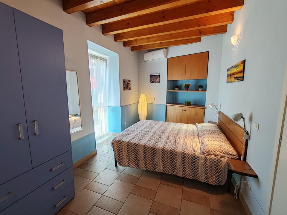 Bedroom, wardrobe, air conditioner