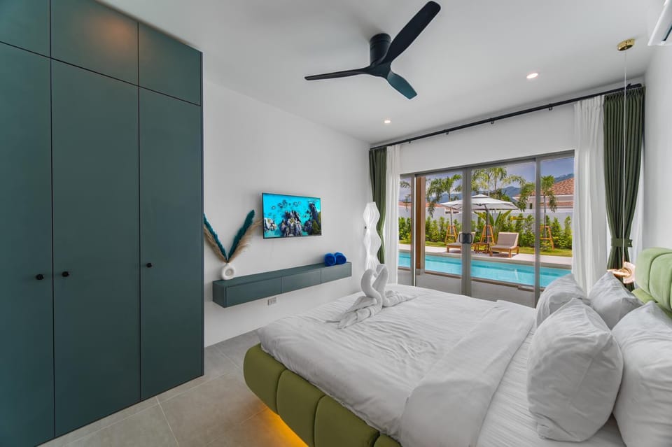 TV and multimedia, Photo of the whole room, Bedroom, Pool view, Swimming pool