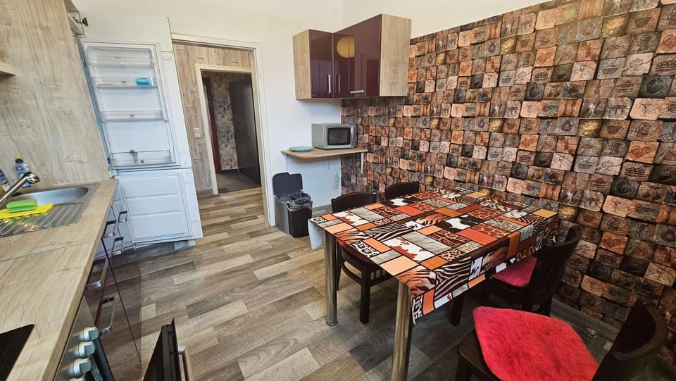 Kitchen or kitchenette, Seating area, Dining area, oven, stove