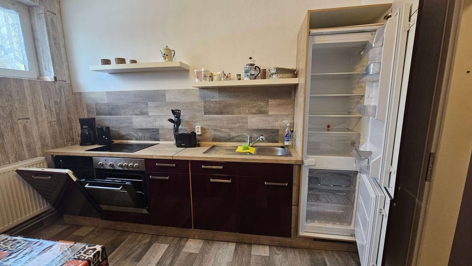 Coffee/tea facilities, Kitchen or kitchenette, Decorative detail, dishwasher, oven, stove, toaster