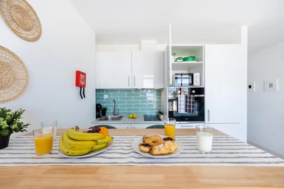 Coffee/tea facilities, Kitchen or kitchenette, Dining area, stove