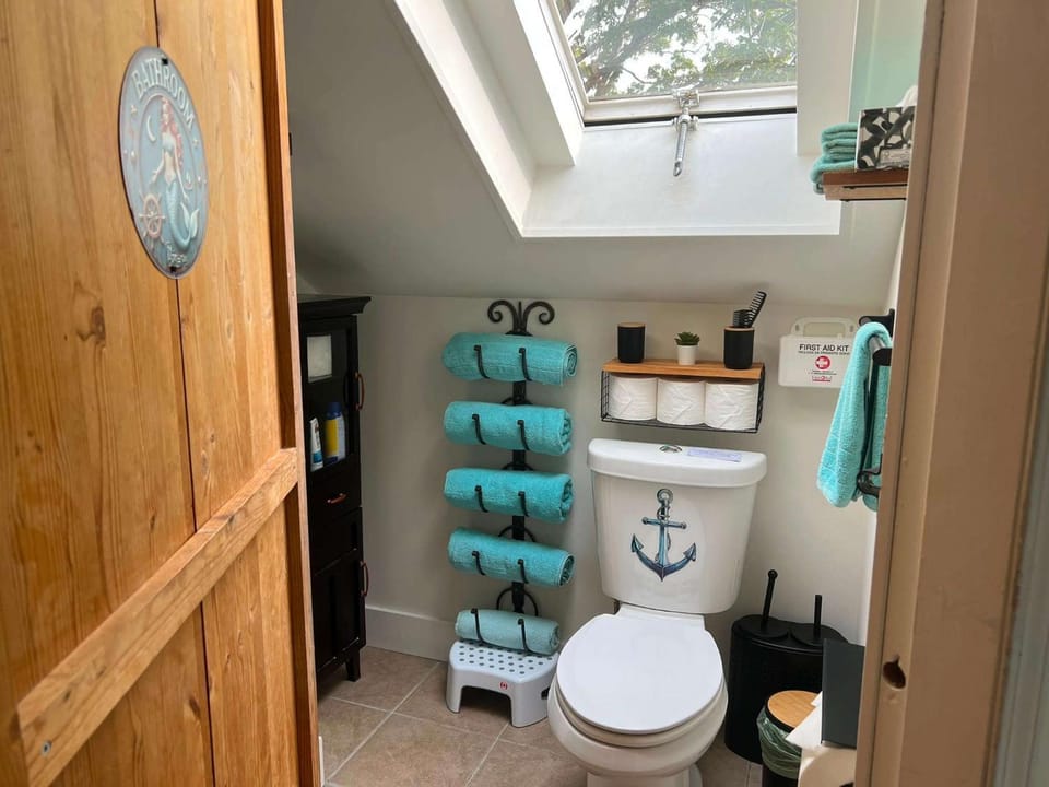 Quaint Attic Suite with Heated Pool Year-Round Apartment in Victoria