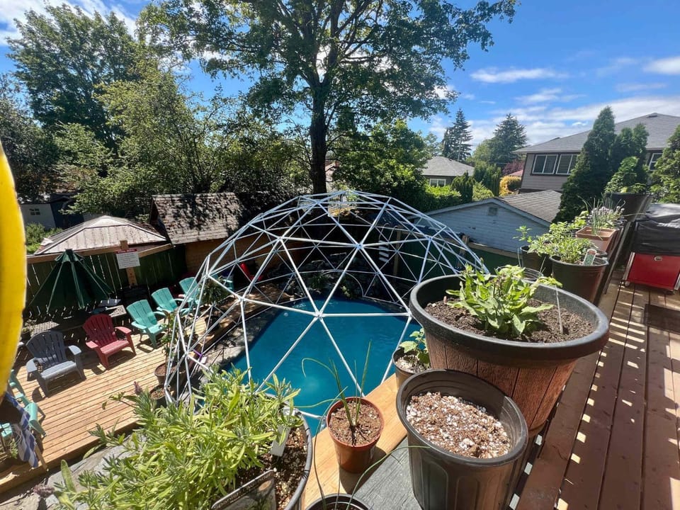 Quaint Attic Suite with Heated Pool Year-Round Apartment in Victoria
