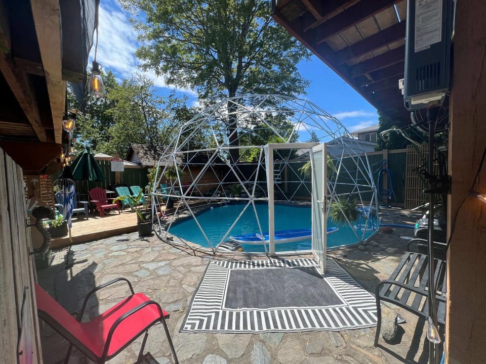 Quaint Attic Suite with Heated Pool Year-Round Apartment in Victoria