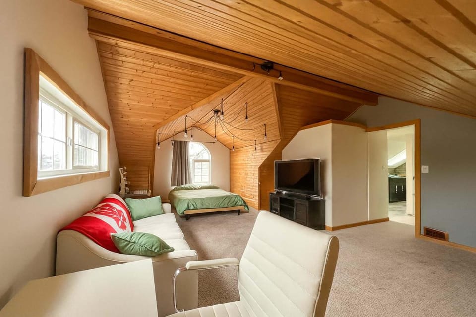 Quaint Attic Suite with Heated Pool Year-Round Apartment in Victoria