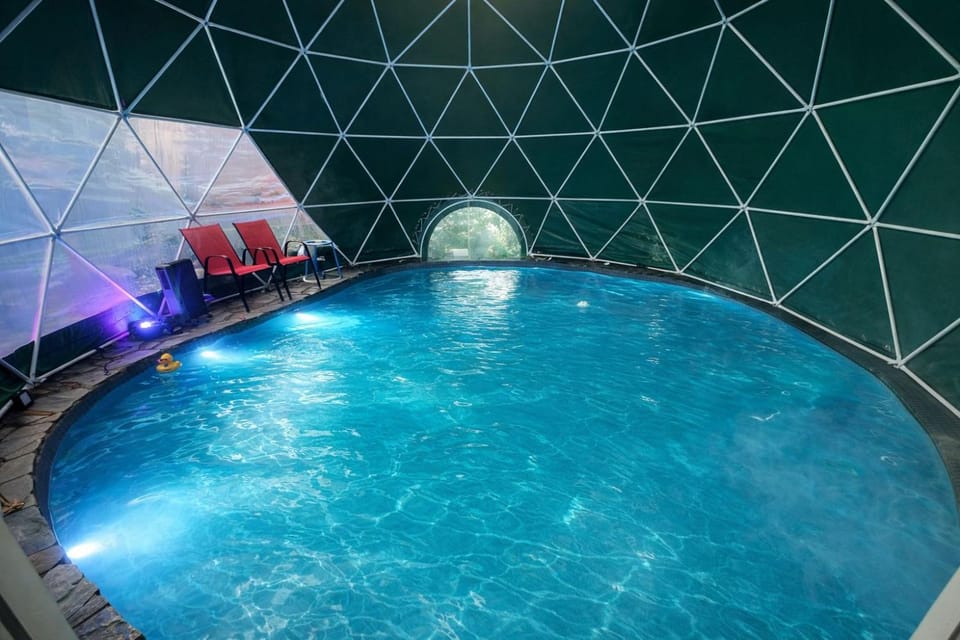 Quaint Attic Suite with Heated Pool Year-Round Apartment in Victoria