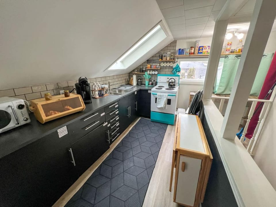 Quaint Attic Suite with Heated Pool Year-Round Apartment in Victoria