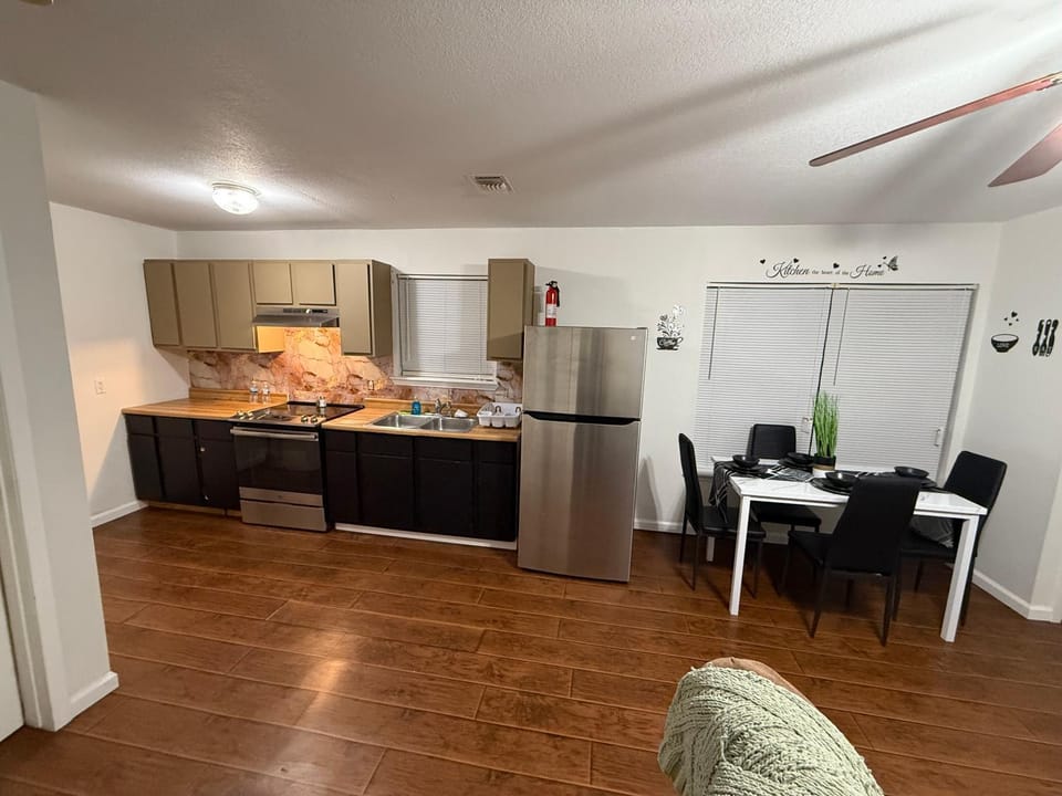 Kitchen or kitchenette, Dining area, oven, stove