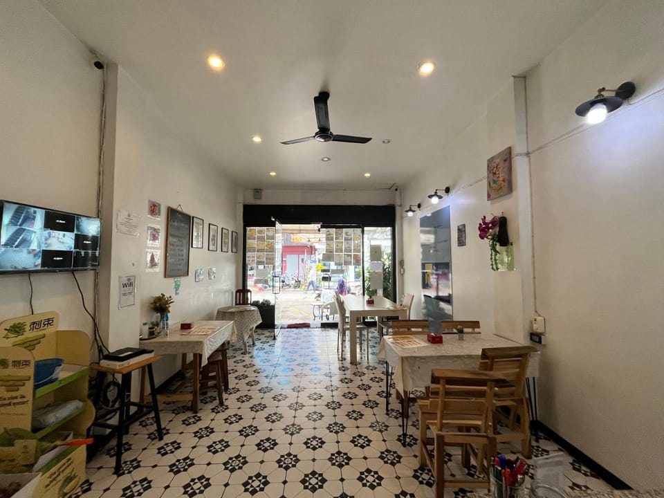 Restaurant/places to eat, Living room, Seating area, Dining area