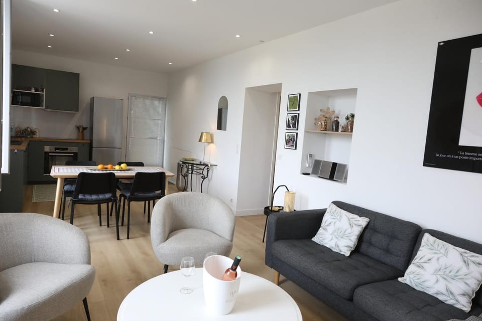 Kitchen or kitchenette, Living room, Seating area, Dining area