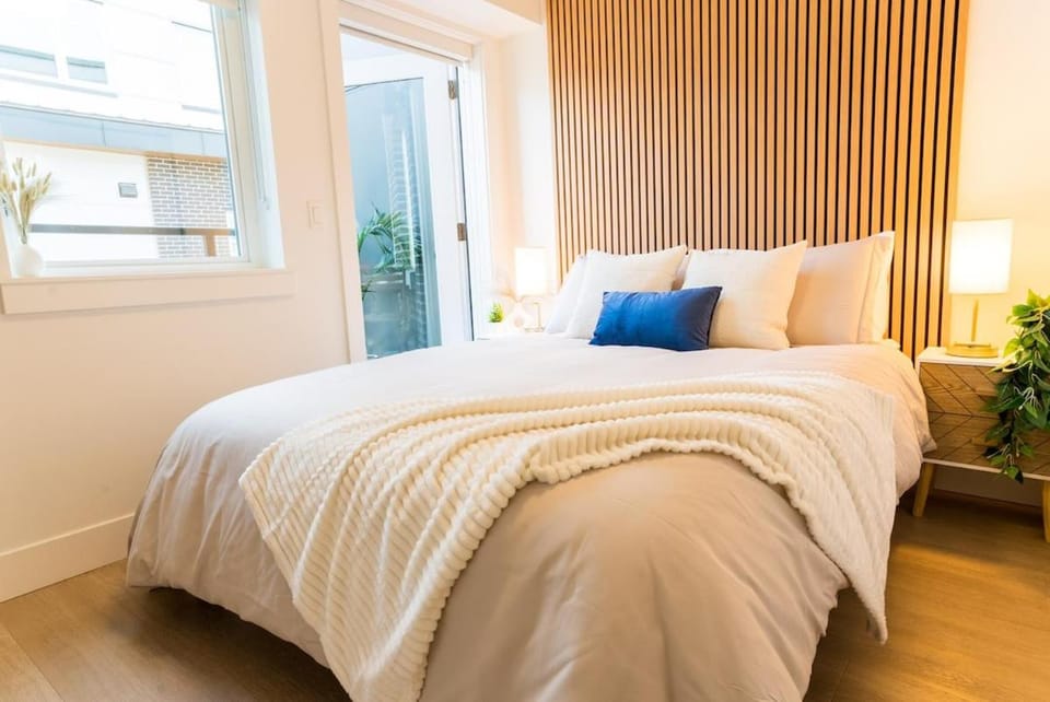 North Vancouver Retreat, Cozy & Central, Walk to Lonsdale & Seabus Apartment in North Vancouver