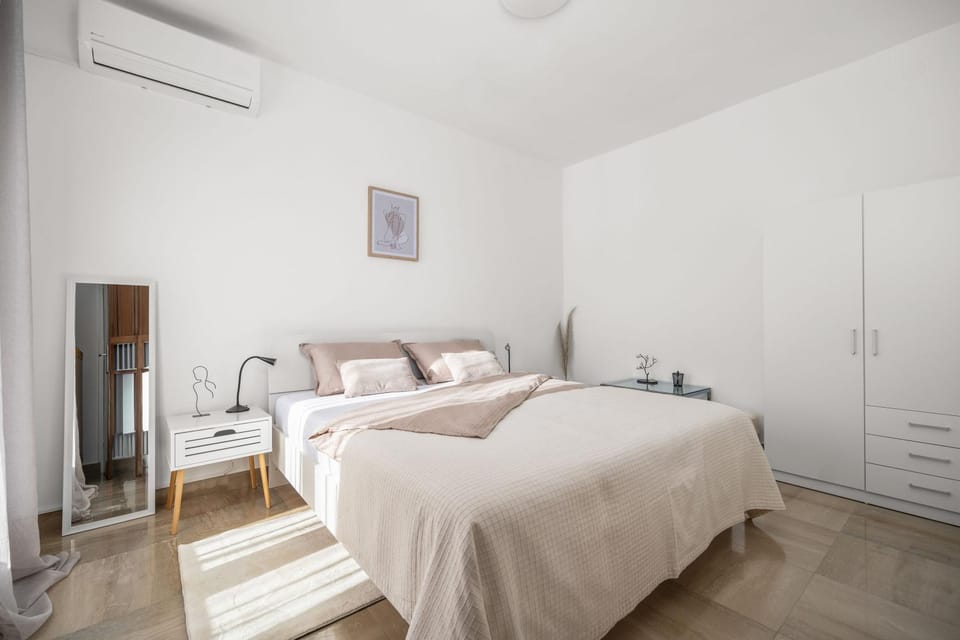 Bed, Photo of the whole room, Bedroom, internet, air conditioner