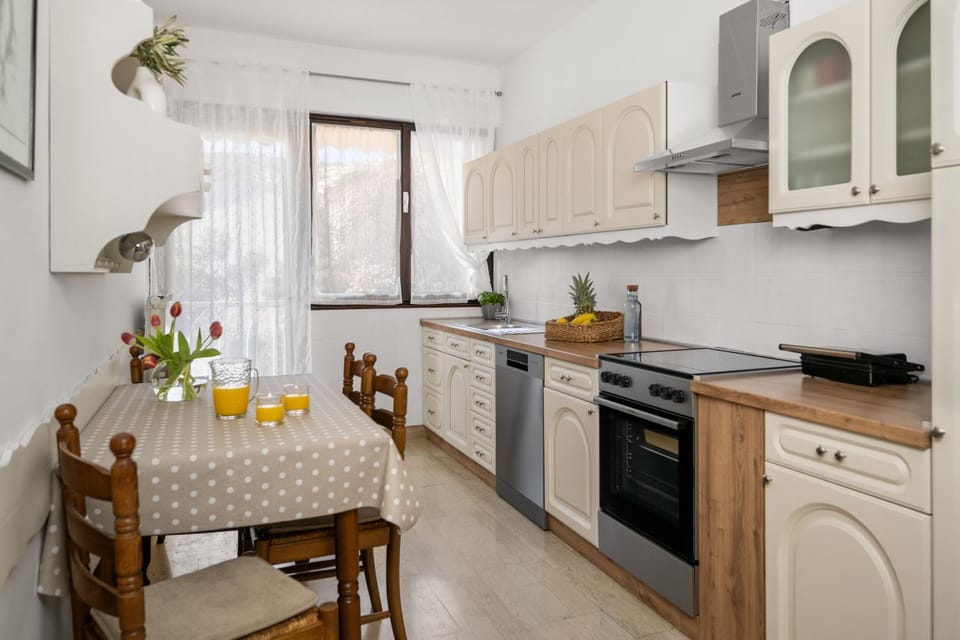 Kitchen or kitchenette, Dining area, dishwasher, oven, stove