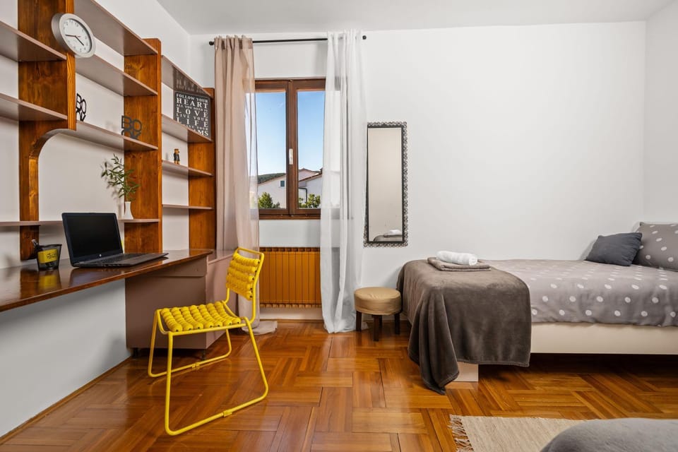 Bed, Photo of the whole room, Seating area, Bedroom