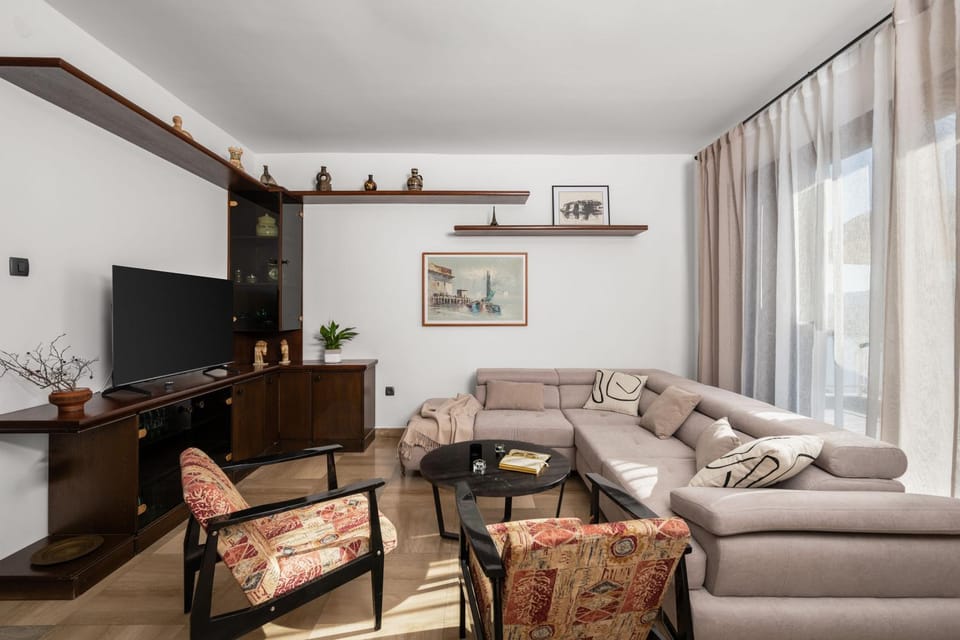 Communal lounge/ TV room, TV and multimedia, Living room, Seating area, Evening entertainment