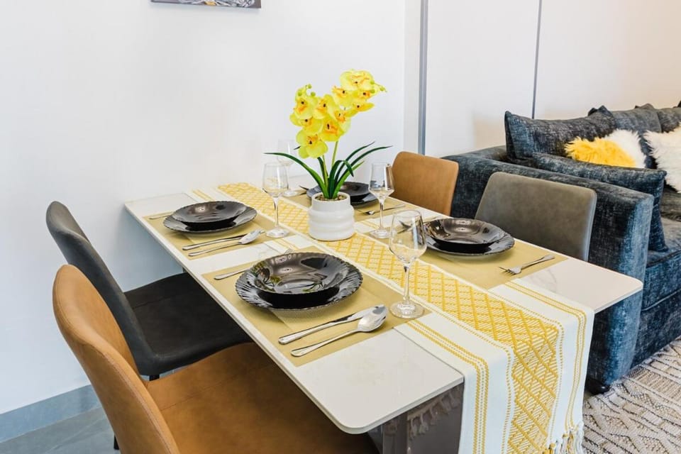 A Contemporary 2-Bedroom Master Ensuite Unit - Kilimani Apartment in Nairobi