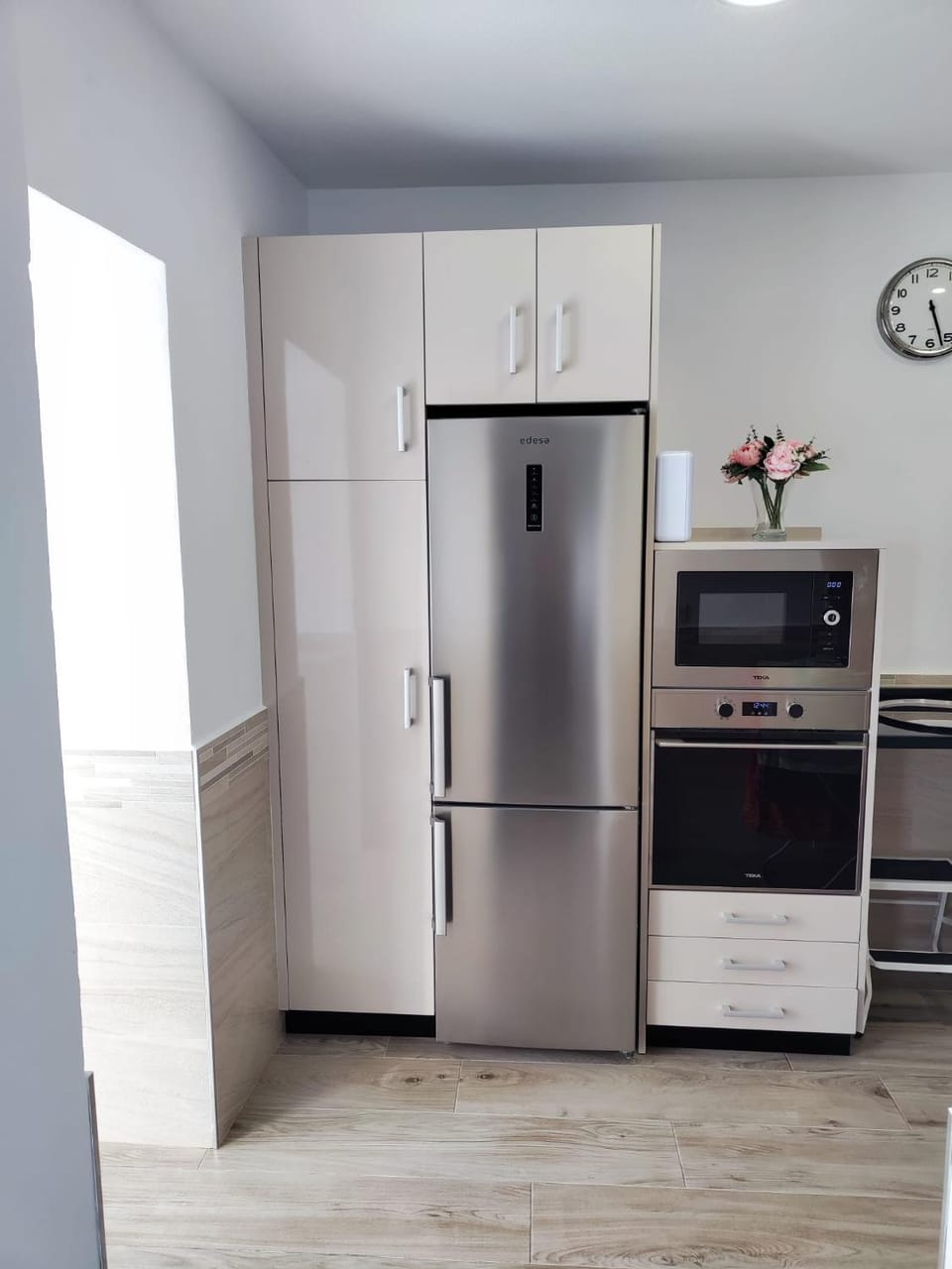 Kitchen or kitchenette, oven