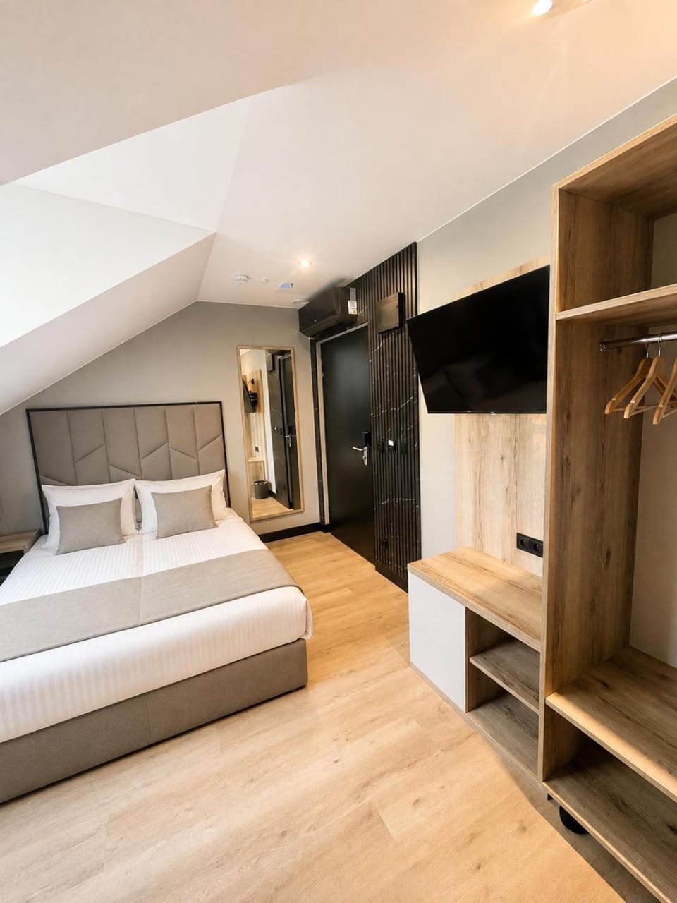 Photo of the whole room, wardrobe