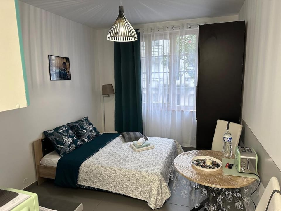 Studio ElevenStar Apartment in Aubervilliers