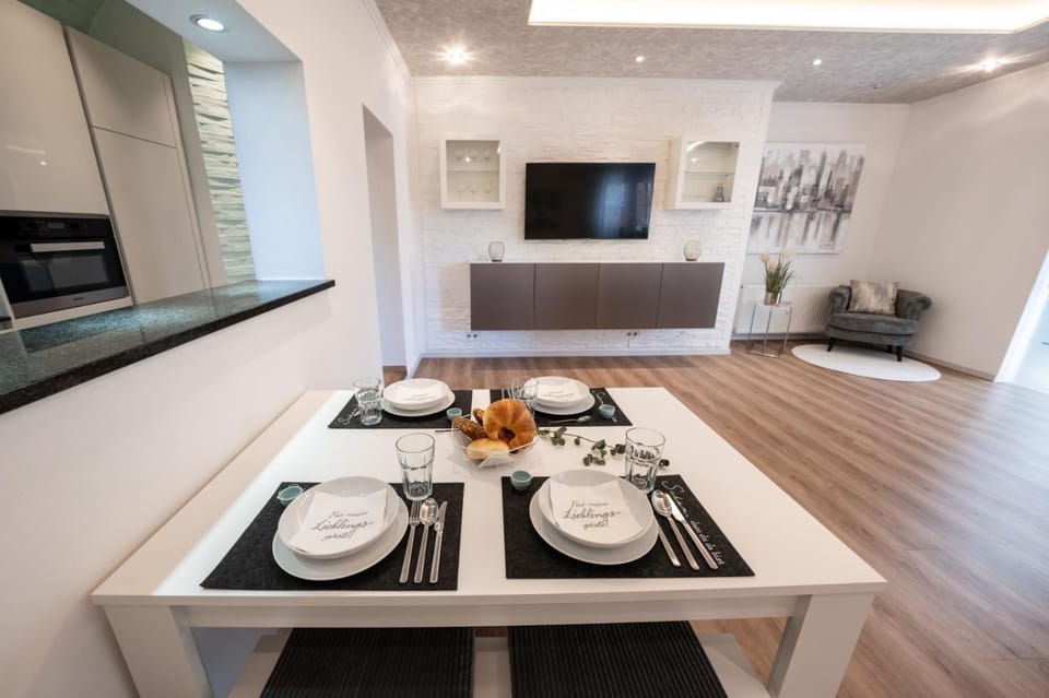 TV and multimedia, Living room, Seating area, Dining area, Food