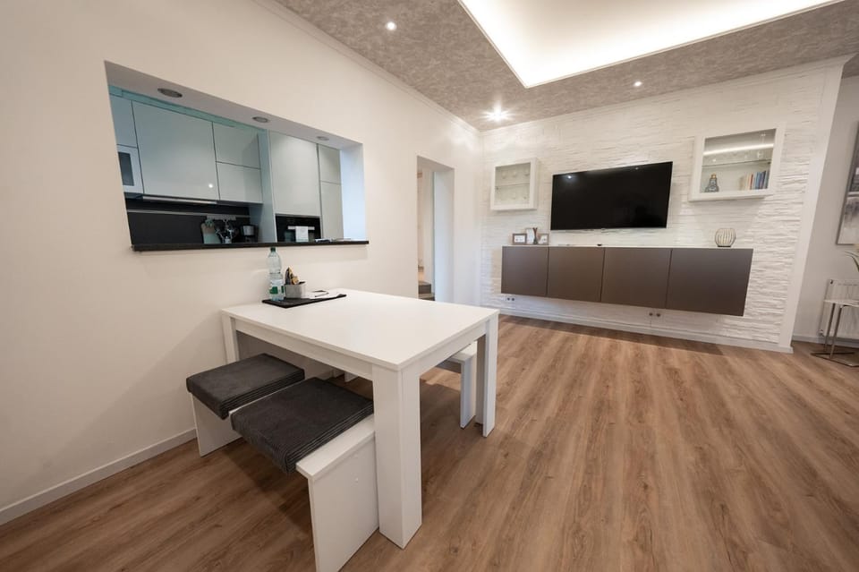 TV and multimedia, Seating area, Dining area