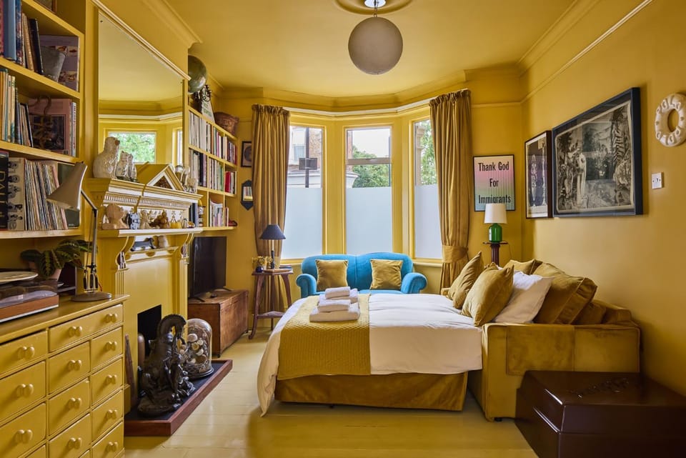 Bed, Photo of the whole room, Seating area, Bedroom