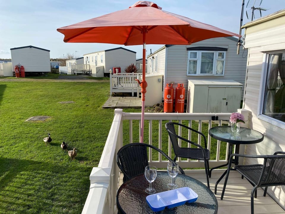 Patio, Spring, Day, BBQ facilities, Garden, View (from property/room), Balcony/Terrace, Seating area, Dining area, Garden view