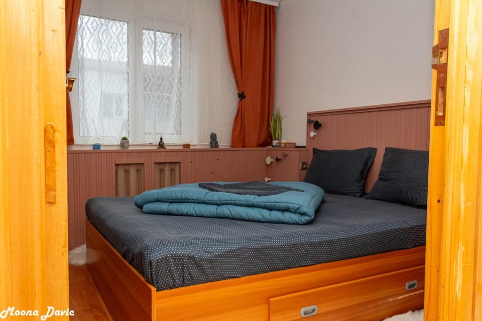 Bed, Living room, Photo of the whole room, Seating area, Bedroom
