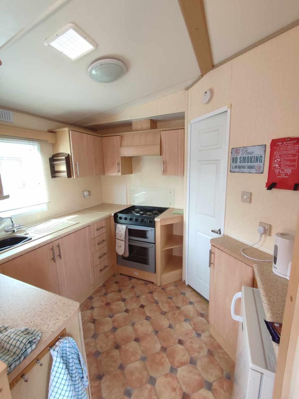Kitchen or kitchenette, oven, pet friendly, stove