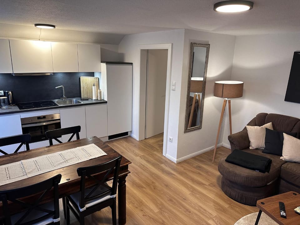 TV and multimedia, Kitchen or kitchenette, Living room, Seating area, Dining area, oven, stove