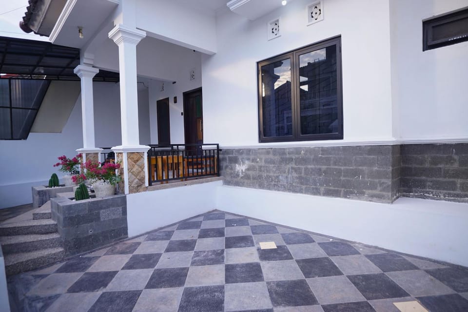 Property building, Facade/entrance, Day